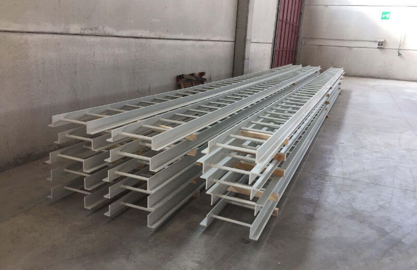 Ampie scale metalliche comprensive di staffe e accessori per piattaforme Off-Shore