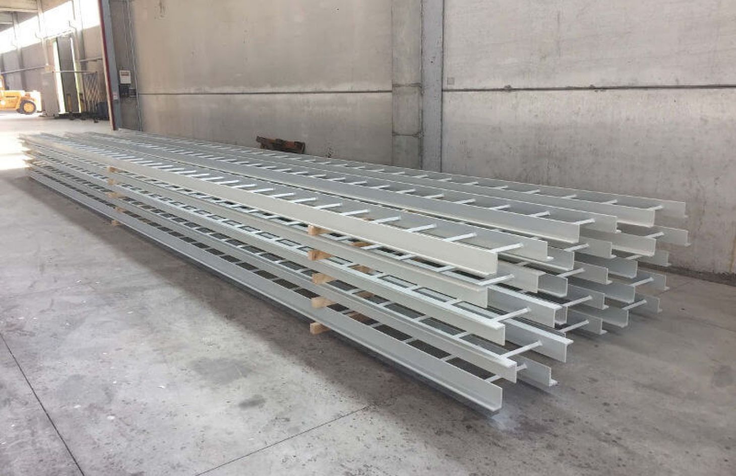 Ampie scale metalliche comprensive di staffe e accessori per piattaforme Off-Shore